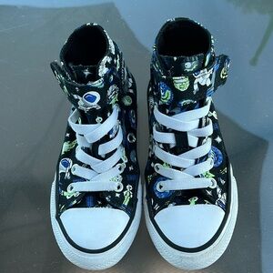 Gently worn kids high top Converse chuck Taylor Velcro and elastic laces